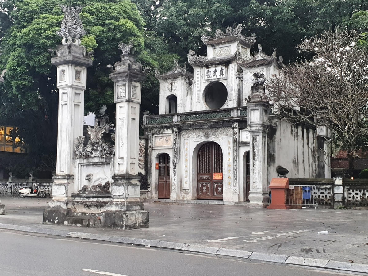 Một số đền chùa vẫn trong trạng thái "cửa đóng then cài". Người dân chỉ có thể đứng bên ngoài bái vọng.