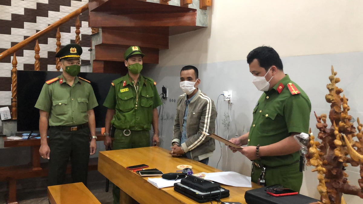 Lực lượng Công an đọc lệnh bắt đối tượng Nguyễn Hồ Hát.