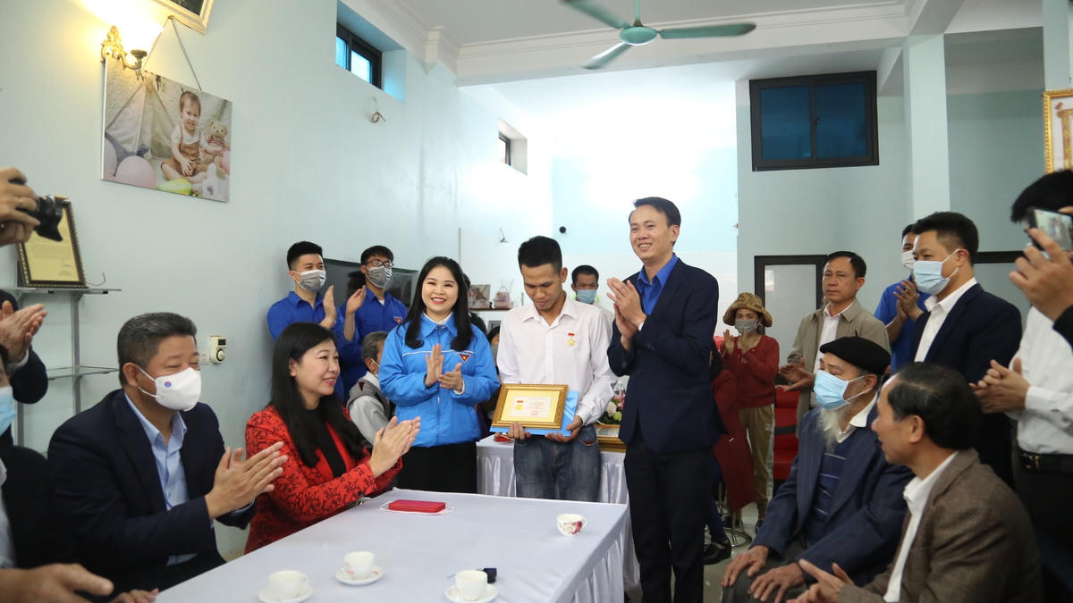 'Người hùng' cứu cháu bé rơi từ tầng 13 nhận khen thưởng