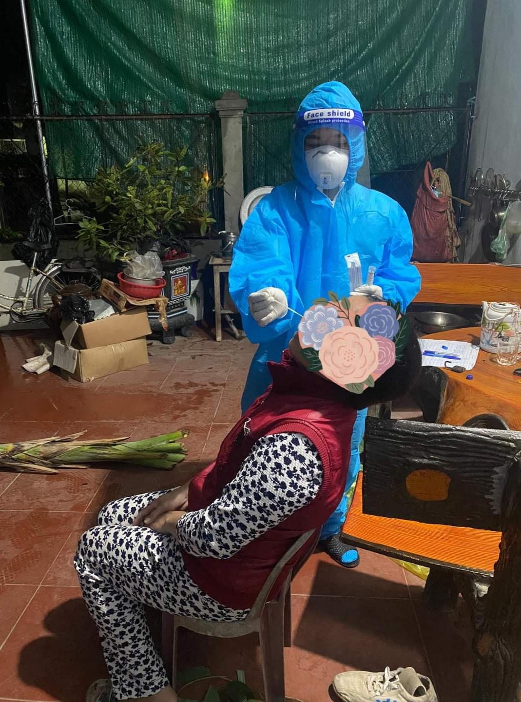 Xuyên đêm lấy mẫu test nhanh tầm soát cho người dân tại các địa phương nguy cơ có dịch.