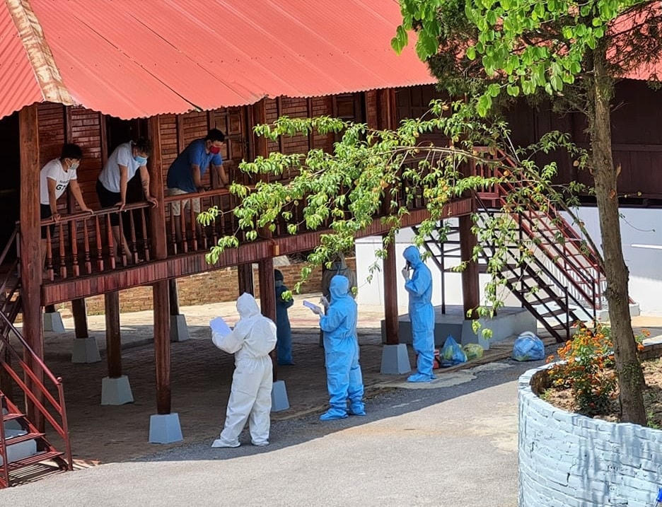 Tổ giám sát cộng đồng phối hợp với cán bộ y tế đến từng nhà dân vận động khai báo y tế.  