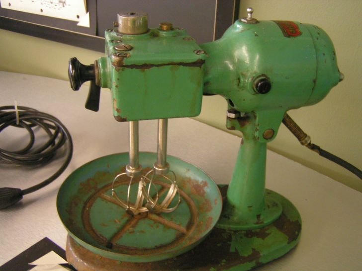 Một trong những máy trộn trứng đầu tiên, được sản xuất vào những năm 1930.  