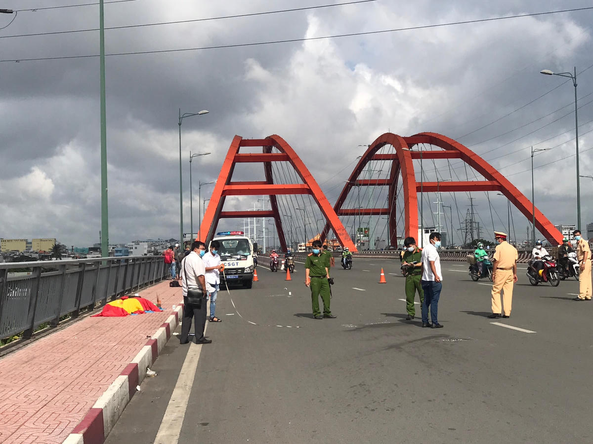 Công an khám nghiệm hiện trường. Ảnh: TL.