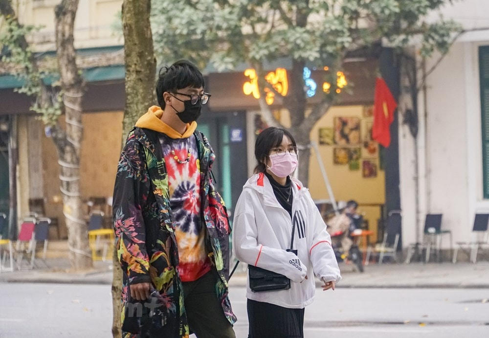 Đa số người dân khi tham gia đi bộ trên tuyến phố đều chấp hành các nội quy về phòng chống dịch như đeo khẩu trang, giãn cách,… (Ảnh: Minh Hiếu/Vietnam+).