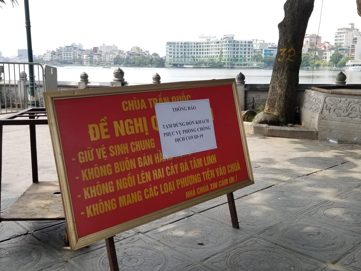 Tại chùa Trấn Quốc, Ban quản lí đã để rào chắn cùng thông báo ngừng đón khách.