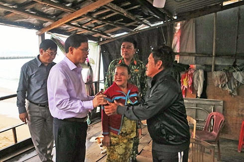 ong Nguyễn Tấn Tuân đi kiểm tra các hộ dân có nguy cơ sụt lở