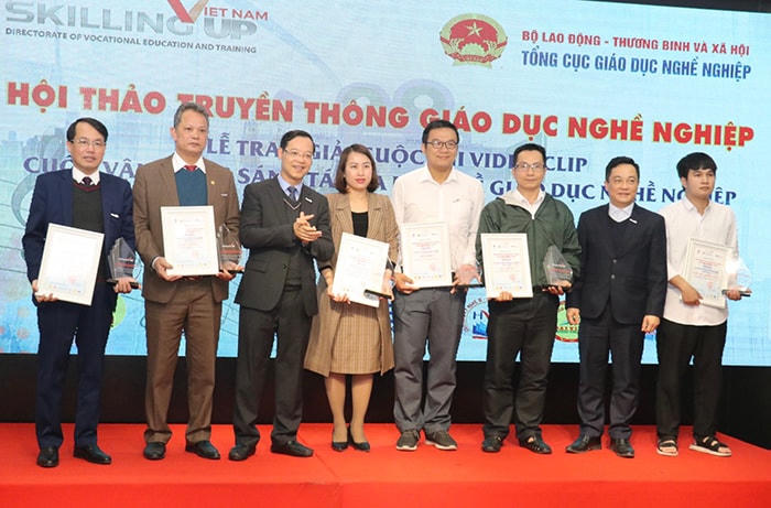 Tổng Cục trưởng Trương Anh Dũng trao giải cho các đơn vị đạt giải Video về GDNN.