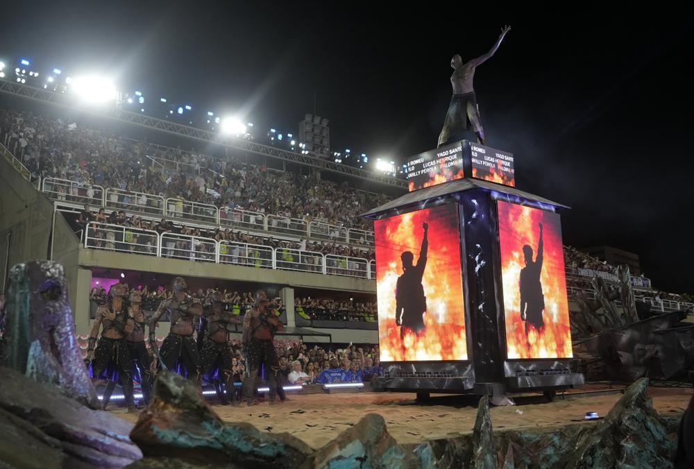 Những người biểu diễn diễu hành trên một chiếc xe trong lễ hội Carnival tại Quảng trường Sambadrome ở Rio de Janeiro, Brazil. Ảnh: AP.