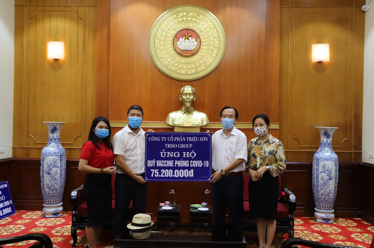 Phó Chủ tịch Ngô Sách Thực tiếp nhận ủng hộ từ Công ty CP Triệu Sơn.