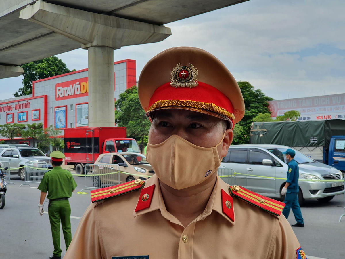 Thiếu tá Phạm Văn Chiến, Đội trưởng đội CSGT số 6, Chốt trưởng tại đây cho biết, trong ngày hôm nay, lực lượng chức năng tiếp tục nhắc nhở và hướng dẫn người dân hoàn thiện giấy đi đường theo quy định mới. Đồng thời linh hoạt trong công tác kiểm tra cả hai loại giấy đi đường cũ và mới, kiên quyết xử lí các trường hợp vi phạm, ra đường không rõ lí do...