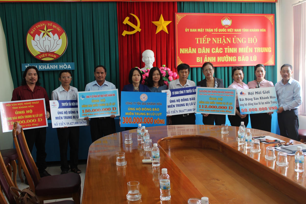 Mặt trận Khánh Hòa tiếp nhận ủng hộ.