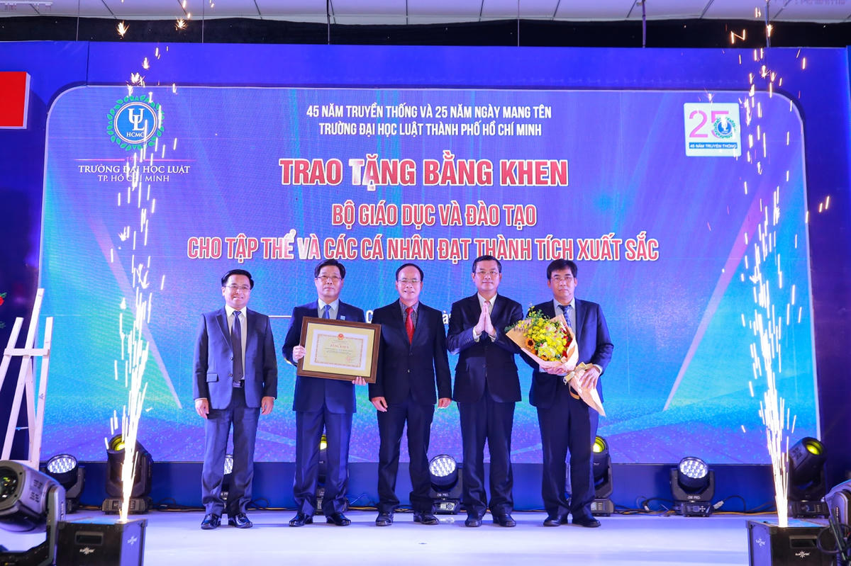 Đại diện Bộ GD-ĐT trao bằng khen cho đại diện trường ĐH Luật TP HCM nhân kỷ niệm 45 năm ngày truyền thống.