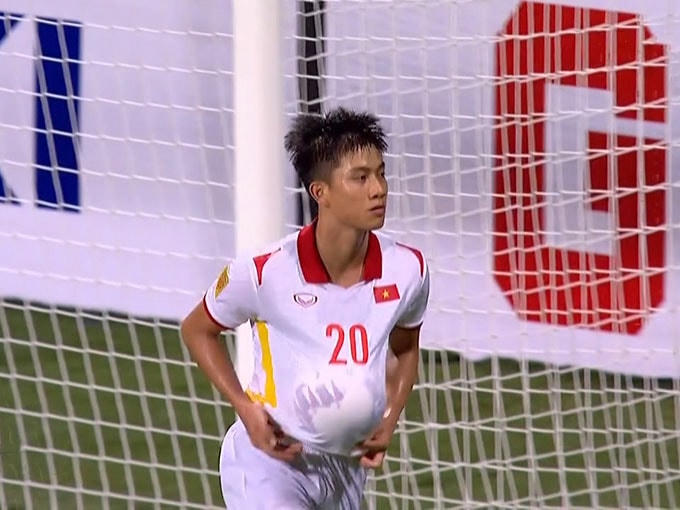 Phan Văn Đức ăn mừng sau khi ghi bàn nâng tỉ số lên 2-0