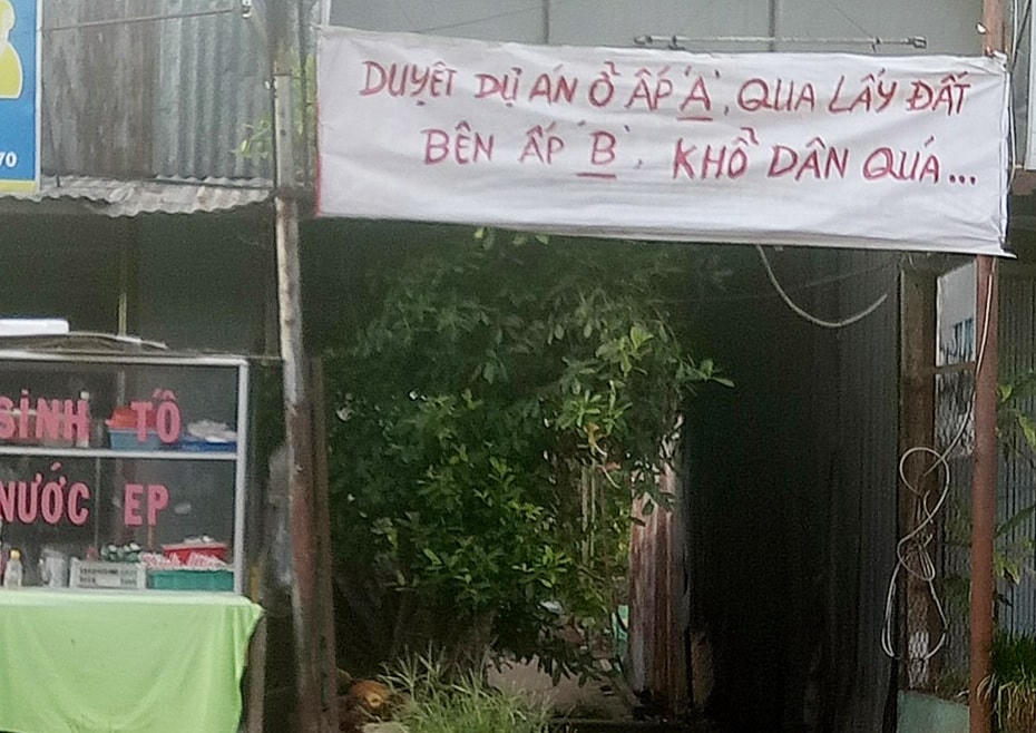 Người dân ở khu vực này bức xúc giăng biểu ngữ phản đối 
