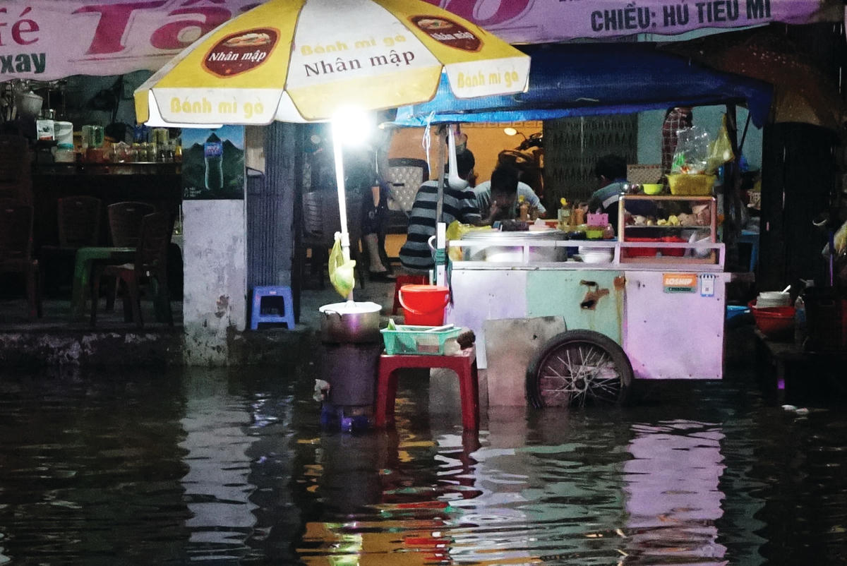 Nước dâng cao, ảnh hưởng đến việc buôn bán của người dân.