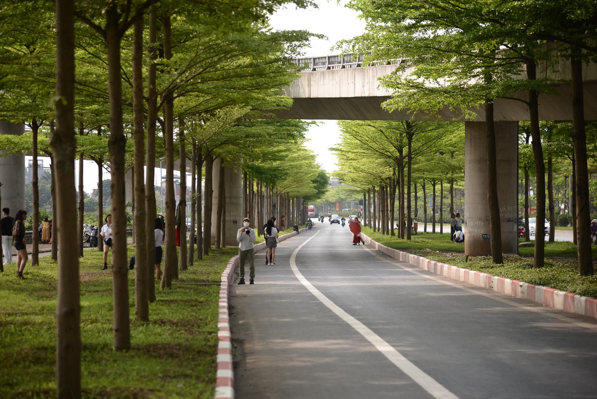Tuy là thứ hai đầu tuần, nhưng số lượng người tụ tập ở khu vực này vẫn khá đông.