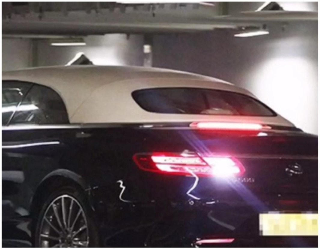 Chiếc xe Mercedes-Benz Cabriolet S500 của Lương Triều Vỹ. Ảnh: SCMP.