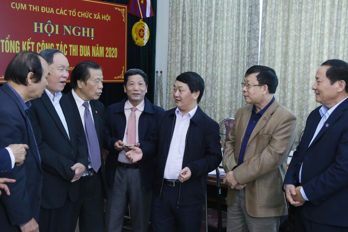 Phó Chủ tịch - Tổng Thư ký Hầu A Lềnh trao đổi với các đại biểu tại Hội nghị.