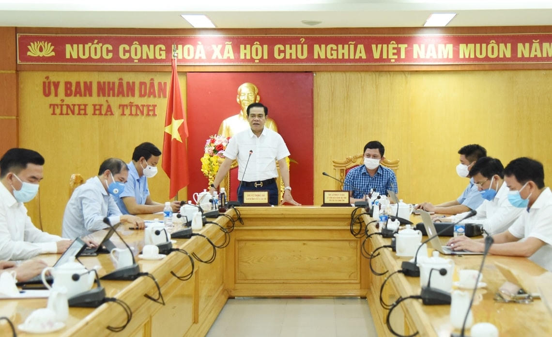 Chủ tịch UBND tỉnh Hà Tĩnh Võ Trọng Hải phát biểu tại cuộc họp vào chiều 26/6. Ảnh: BHT.