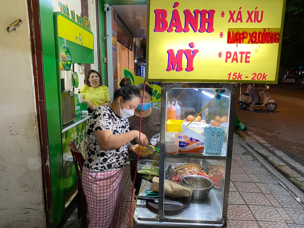 Tuy nhiên, một số người vẫn chưa tuân thủ phòng chống dịch. Chủ các cửa hàng kinh doanh cần phải nhắc nhở để đảm bảo an toàn khi bán hàng.
