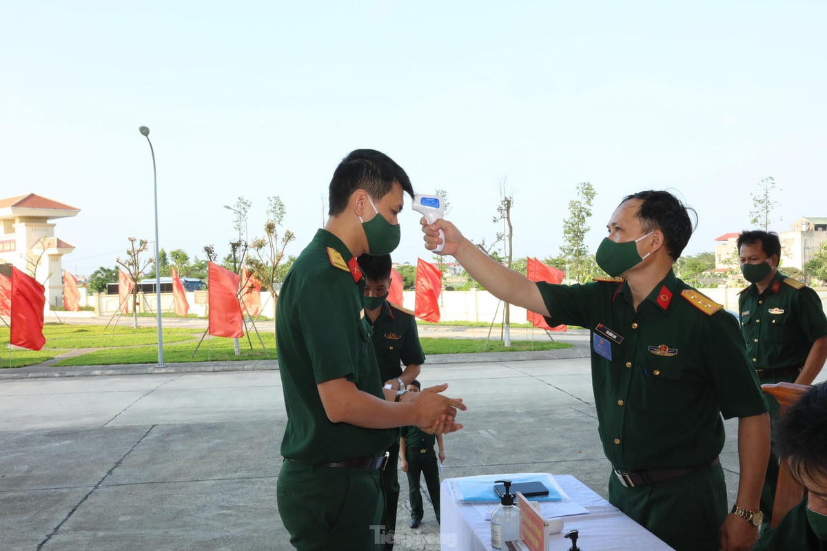 Đảm bảo giãn cách từ bên ngoài. Ảnh: Báo Tiền phong.  