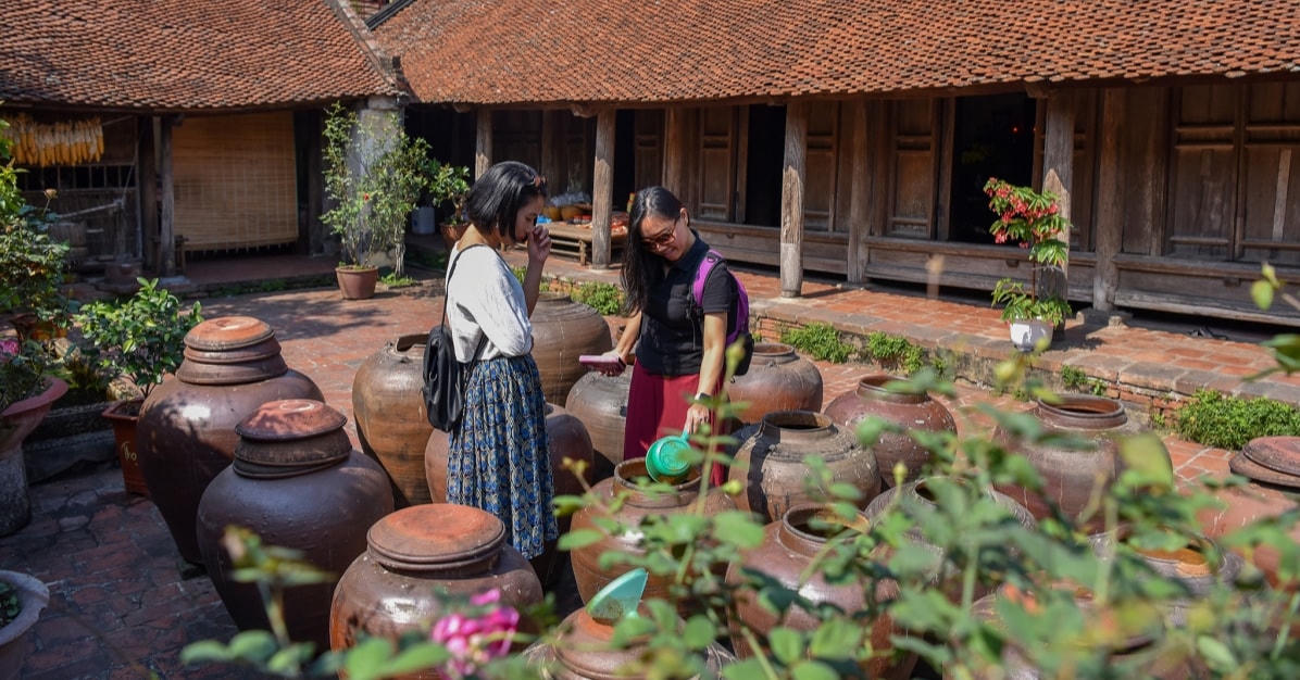 Du khách tham quan Làng cổ Đường Lâm. Nguồn: VOV.