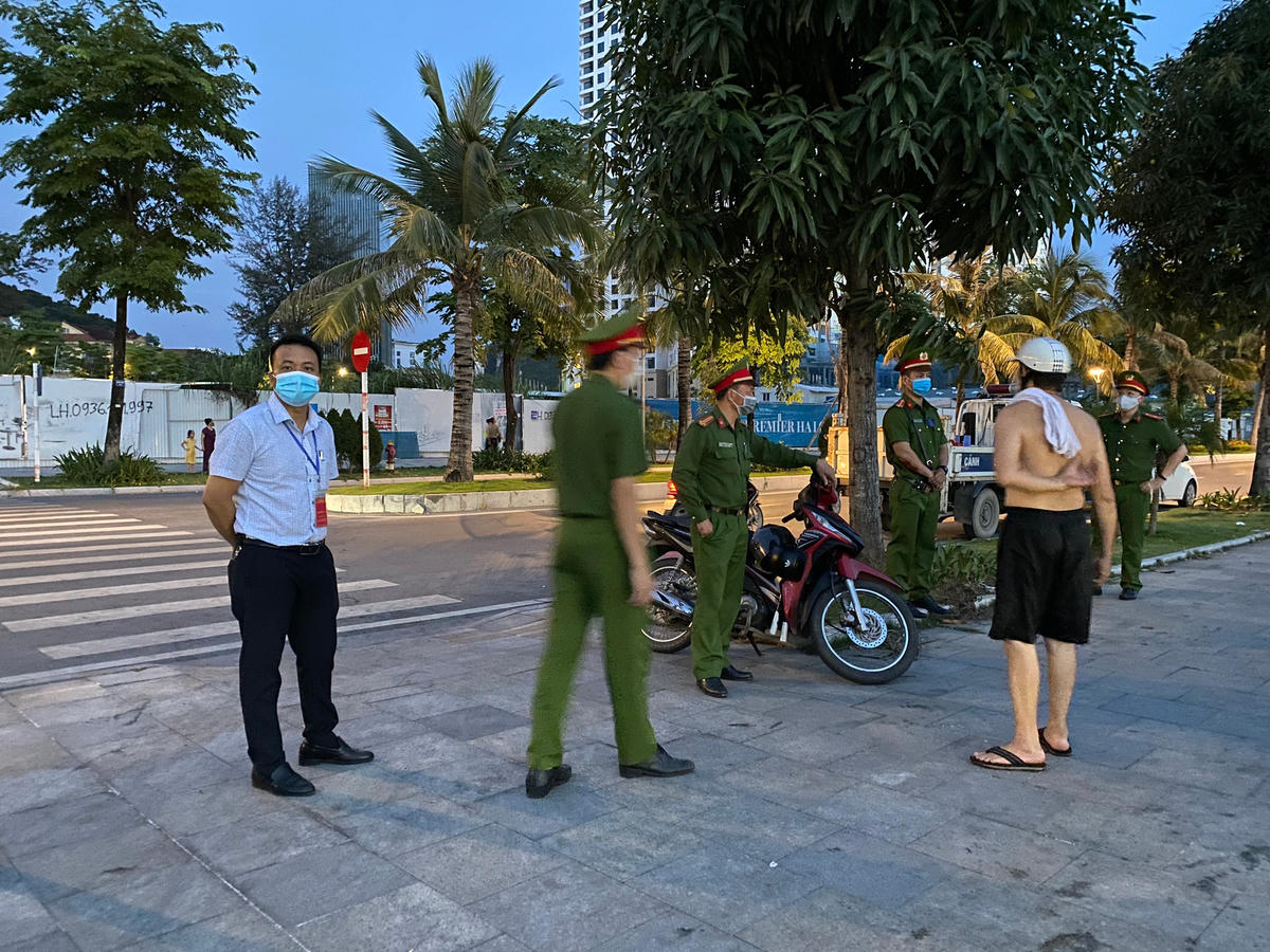 Mặc dù lực lượng chức năng của phường, của thành phố thường xuyên có mặt nhắc nhở, truyên truyền người dân không tắm biển ở khu vực cấm, không tụ tập đông người nhưng ý thức chấp hành của người dân còn rất kém.