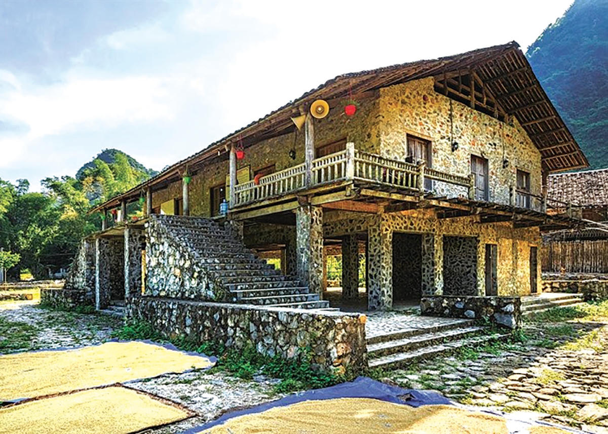 Nhà sàn xây bằng đá có kết cấu kiên cố.