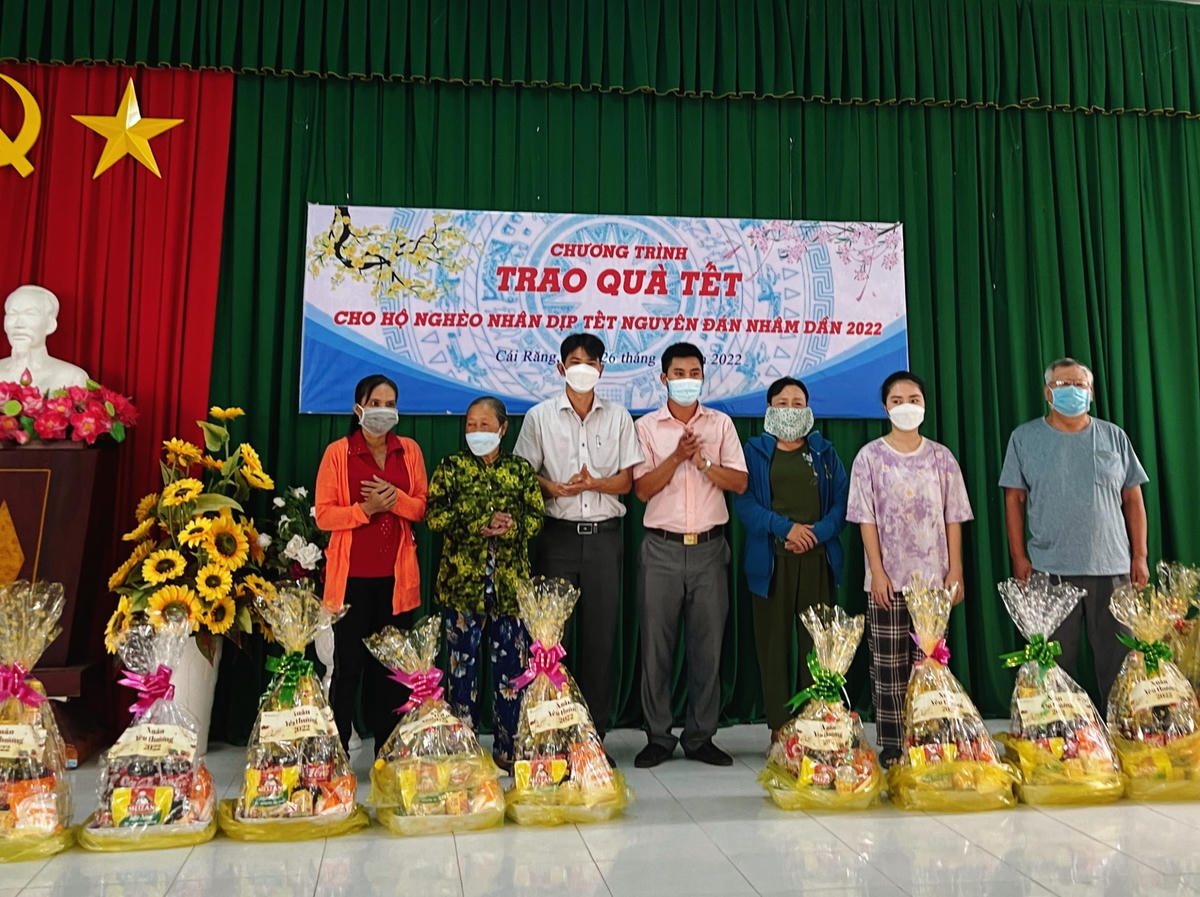Bà con Nhân dân nhận những phần quà ý nghĩa trước thềm năm mới.