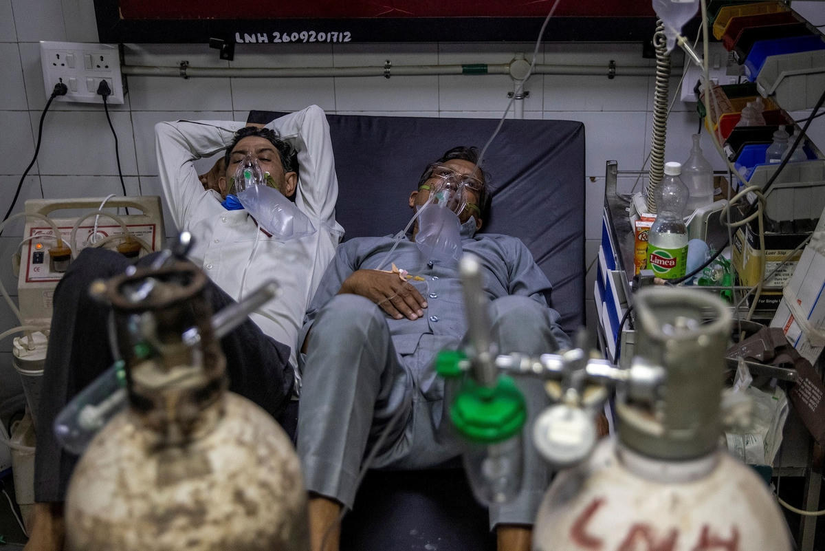 Bệnh nhân Covid-19 nằm chen chúc trong bệnh viện ở New Delhi, Ấn Độ. Ảnh: Reuters.