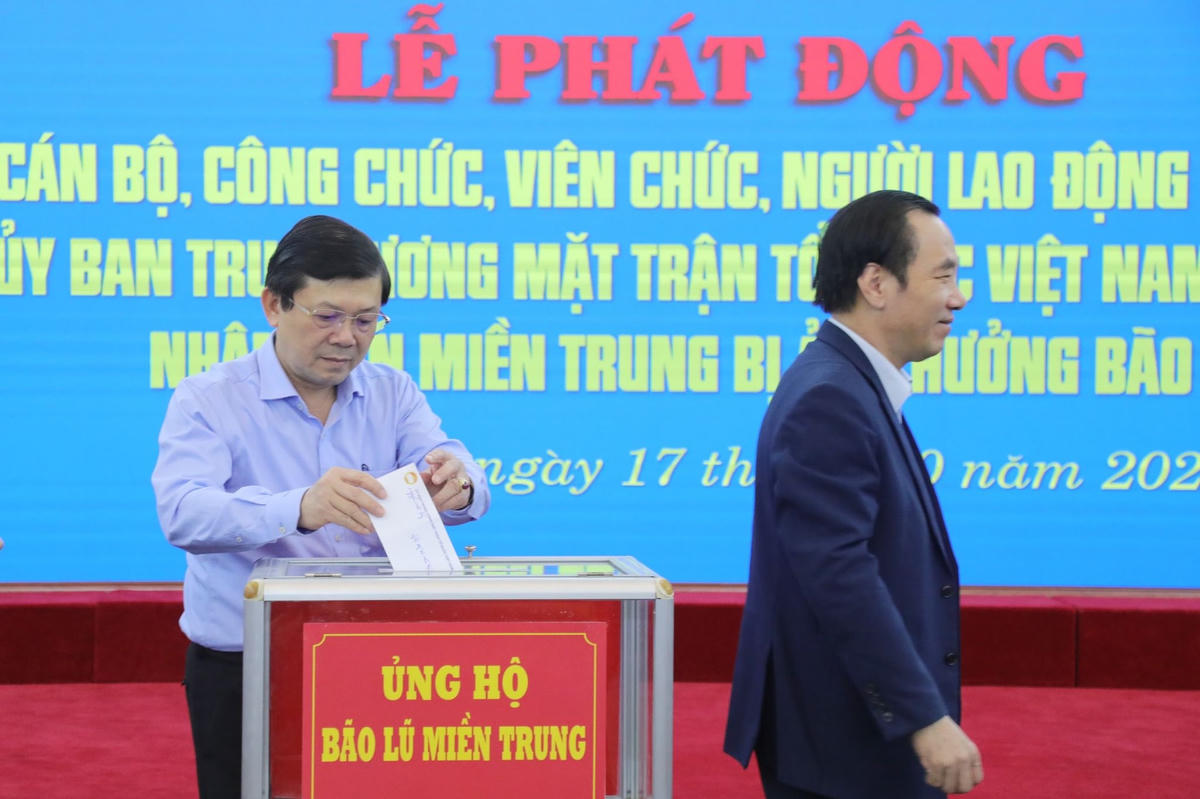 Phó Chủ tịch Nguyễn Hữu Dũng ủng hộ đồng bào miền Trung bị bão lũ.
