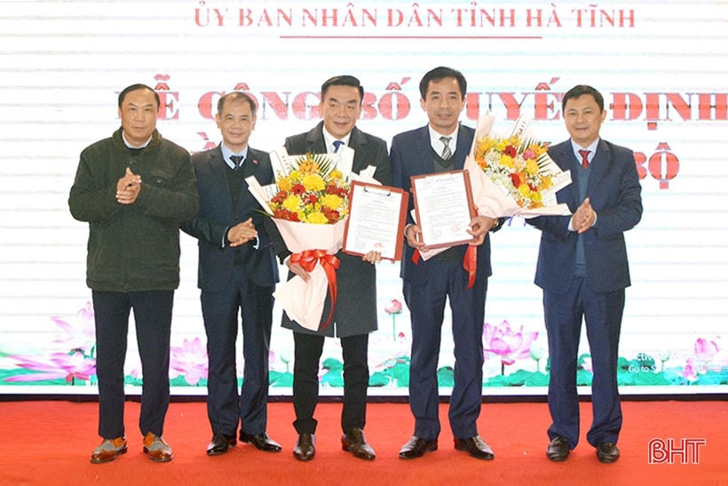 Trưởng ban Tổ chức Tỉnh ủy Võ Hồng Hải, Phó Chủ tịch UBND tỉnh Lê Ngọc Châu trao quyết định và tặng hoa chúc mừng 2 tân Phó Giám đốc Sở Y tế Hà Tĩnh. Ảnh: Báo Hà Tĩnh.