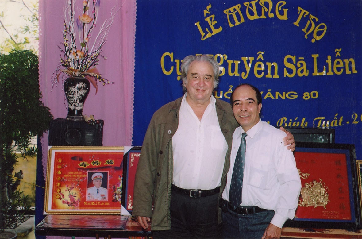 GS Pierre Darriulat và tác giả trong lễ mừng thọ Đại tá Nguyễn Xà Liễn.