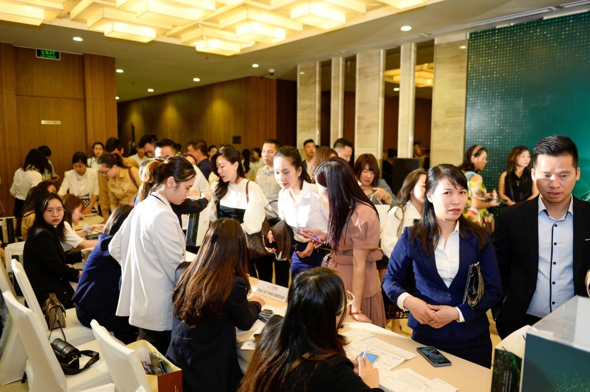 Một số khách hàng khác tỏ ra tiếc nuối khi biết tới dự án chậm hơn nên đã quyết định lựa chọn một trong những căn hộ còn lại ngay trong sự kiện.