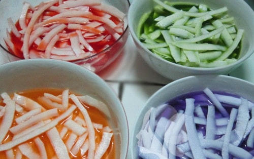 Cách làm mứt dừa ngũ sắc đãi khách dịp Tết Nguyên đán