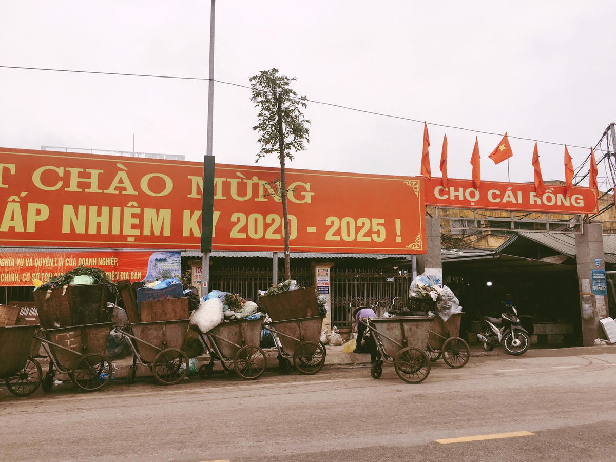 Những xe rác hàng ngày tập trung trước cổng chợ Cái Rồng, huyện Vân Đồn gây mất mỹ quan đô thị, ô nhiễm môi trường.