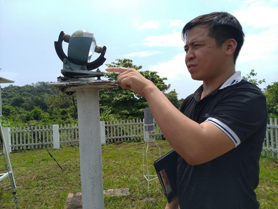 Công việc hàng ngày của quan trắc viên Nguyễn Ngọc Sơn trên Vườn khí tượng.