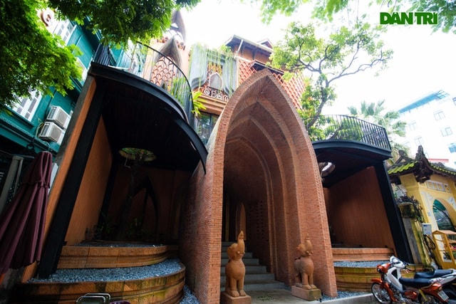 Công trình đặc biệt có tên là Cồ Đàm mang phong cách kiến trúc Chăm Pa độc đáo nằm trên phố Trần Hưng Đạo, quận Hoàn Kiếm (Hà Nội). Tổng diện tích công trình là 680m2 bao gồm 4 tầng.  