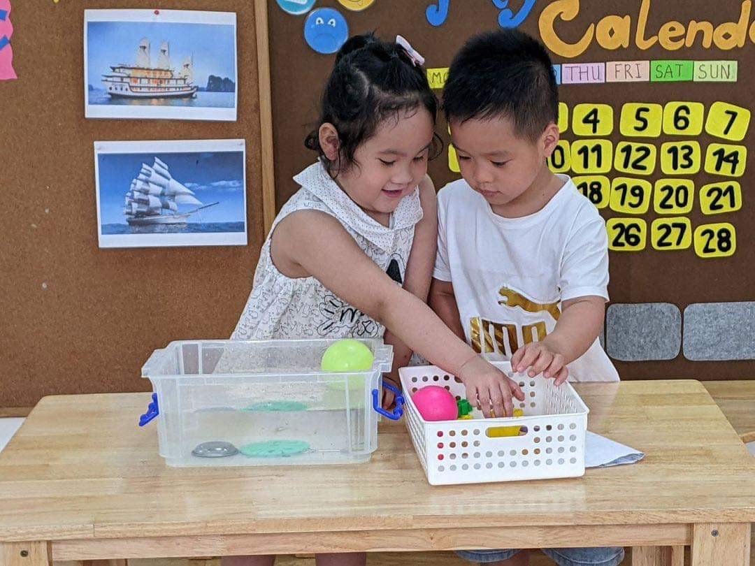 Trẻ vui vẻ học và chơi khi được đến trường trở lại.