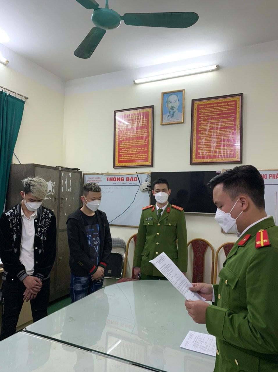 Các đối tượng liên quan đến vụ án được triệu tập đến Công an TP Hải Dương làm việc.