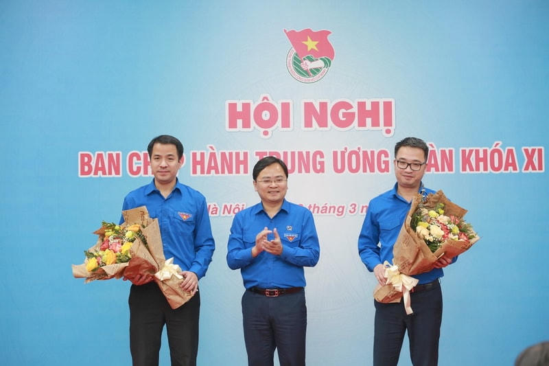 Bí thư thứ nhất Trung ương Đoàn Nguyễn Anh Tuấn chúc mừng tân Bí thư Trung ương Đoàn Nguyễn Tường Lâm (phải) và Ngô Văn Cương. Ảnh: doanthanh nien.vn.