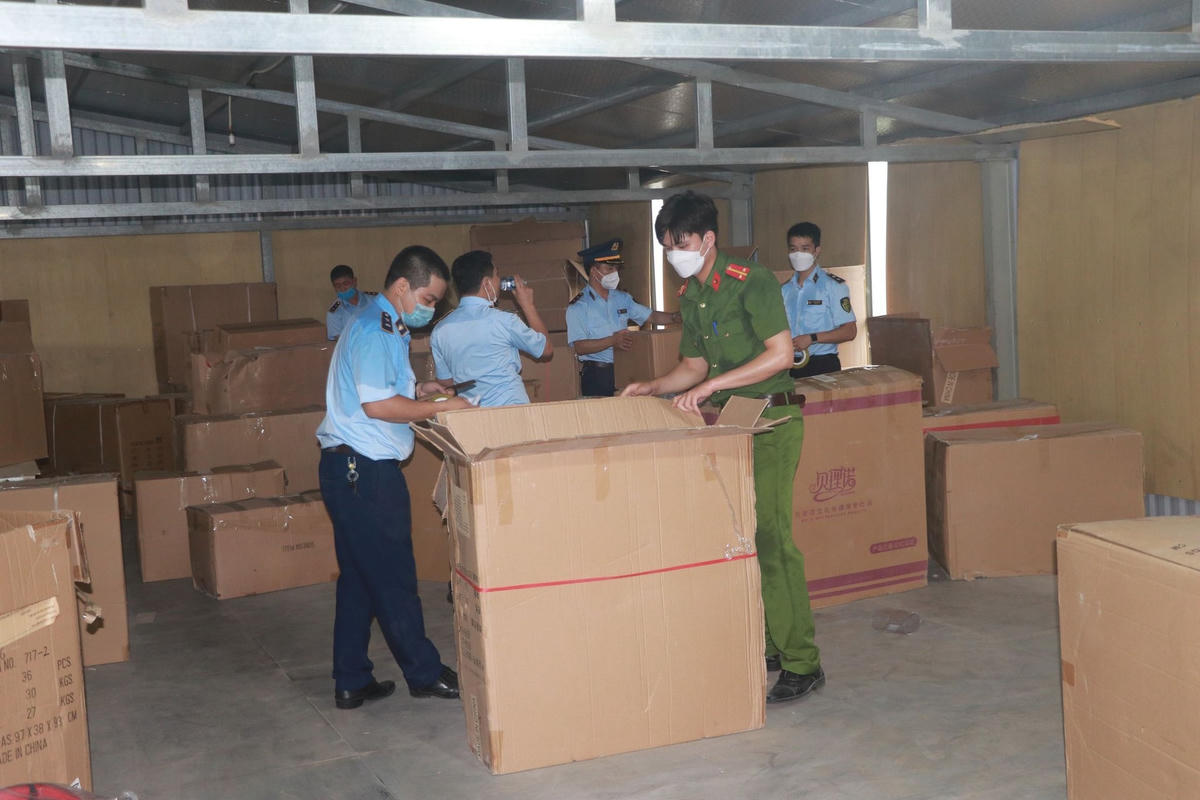 Cảnh sát kinh tế cùng lực lượng quản lý thj trường Nam Định phối hợp kiểm tra kho hàng.