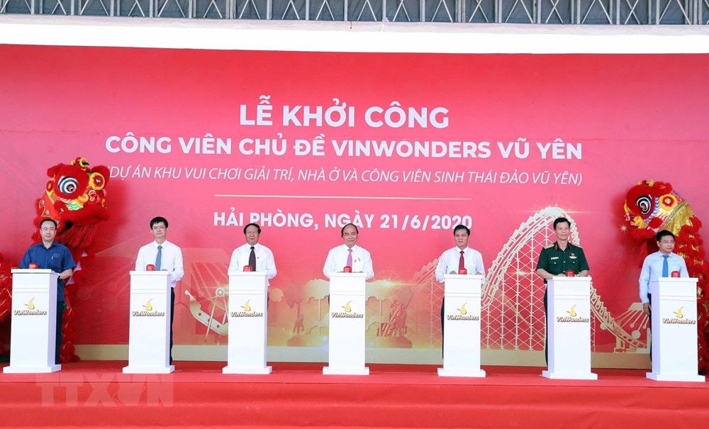 Thủ tướng Nguyễn Xuân Phúc và các đại biểu thực hiện nghi thức khởi công. (Ảnh: Thống Nhất/TTXVN).