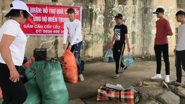 Người dân thành phố Lào Cai tập kết quần áo, lương thực chuẩn bị đưa vào miền Trung.