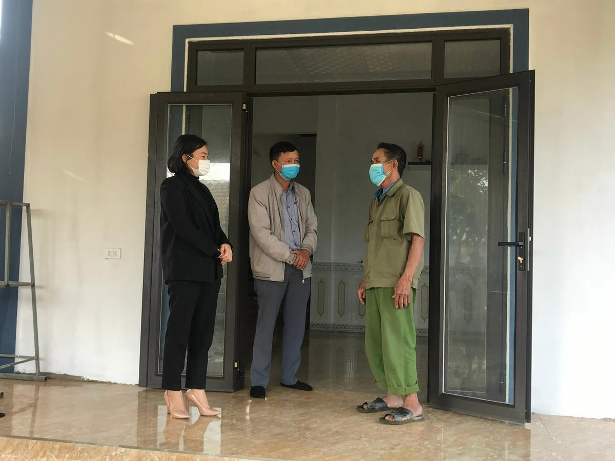 Ông Nguyễn Xuân Diệng chia sẻ niềm vui nhà mới với cán bộ Mặt trận huyện Lộc Hà, xã Thịnh Lộc.