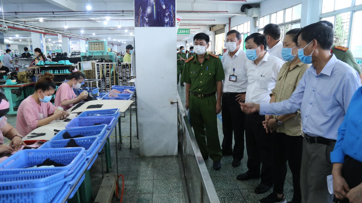 Kiểm tra công tác mô hình “3 tại chỗ” tại một khu công nghiệp trên địa bàn tỉnh trong thời gian dịch diễn biến nặng.