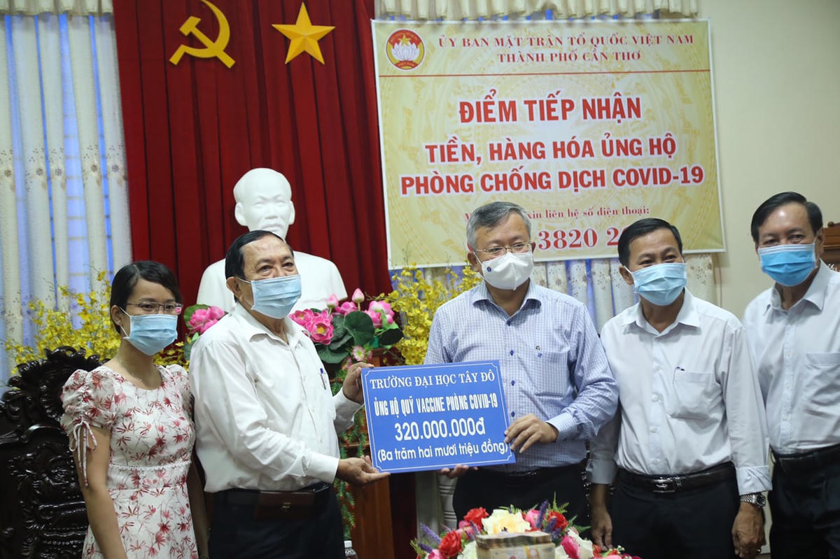 Đại diện Trường Đại học Tây Đô ủng hộ 320 triệu đồng.