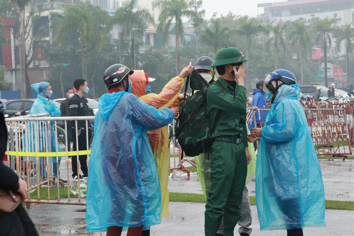 Trước giờ lên đường, các chiến sĩ được các mẹ, các cô, các dì đến tiễn và sắp xếp lại quân, tư trang gọn gàng trước khi lên xe, cùng đồng đội về đơn vị mới.