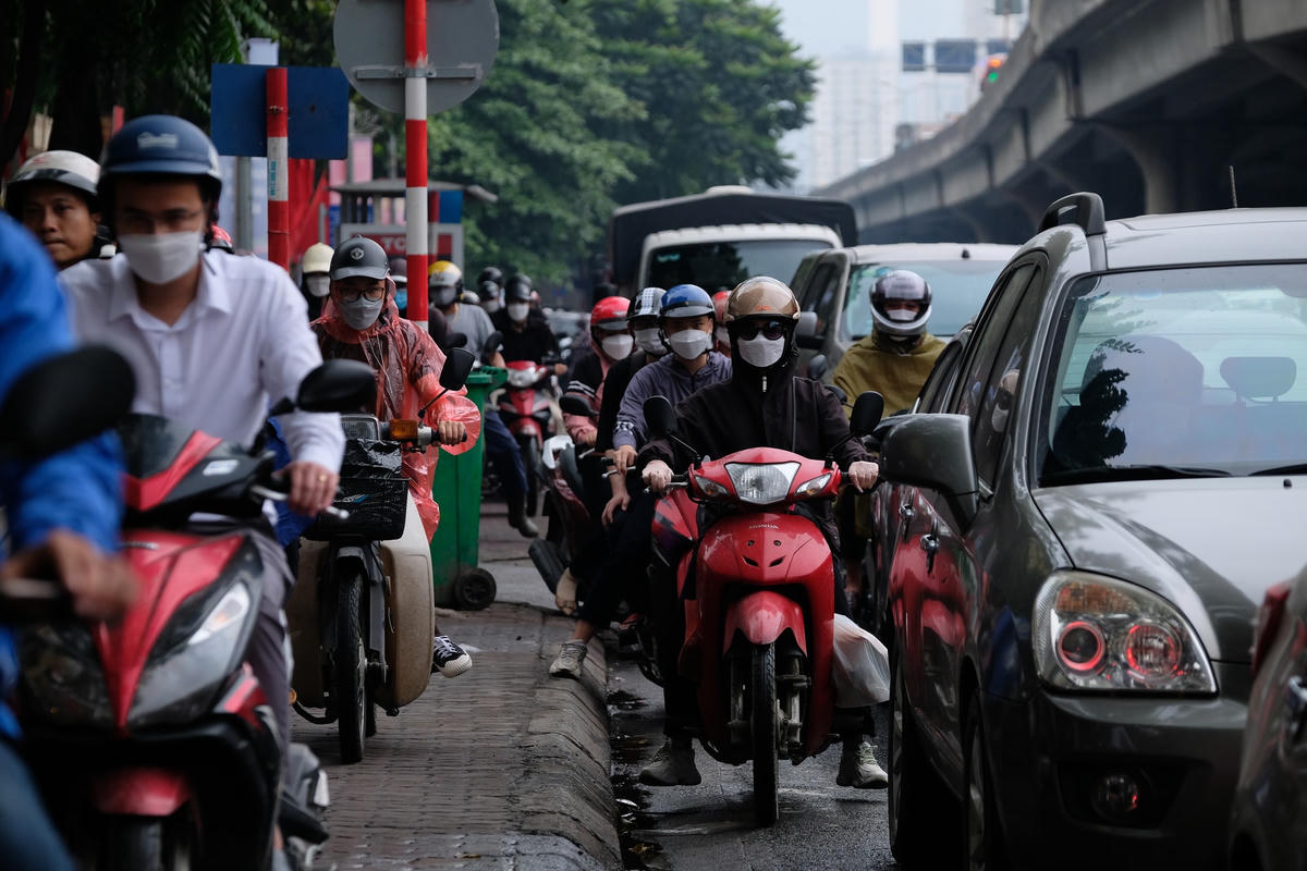 Rất nhiều người phải đi lên vỉa hè vì lòng đường quá chật chội.