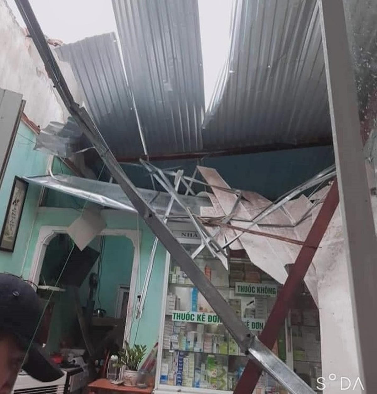 Lốc xoáy gây ra tốc mái nhà dân ở gần chợ Tam Thanh.